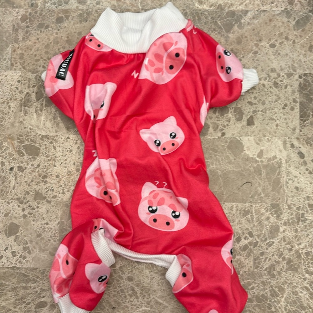 Size small piggy dog pajama’s, fits dogs 10-14 pounds.